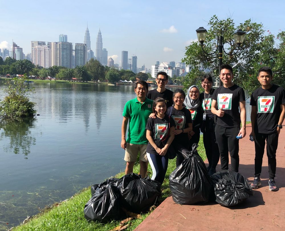 7-eleven Malaysia Celebrates Earth Day With Public Clean-up - Mini Me 